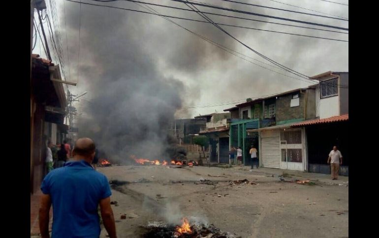 Entre los disturbios dejaron un joven fallecido, oficinas públicas quemadas y comercios saqueados. TWITTER / @libertylatina