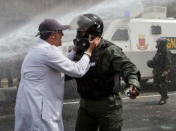 Un trabajador de la salud discute con un agente de la Guardia Nacional Bolivariana. EFE / M. Gutiérrez