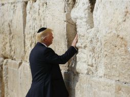 Donald Trump se convirtió ayer en el primer mandatario estadounidense en funciones en visitar el Muro de los Lamentos en Jerusalén. EFE / R. Zvulun