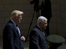 El presidente de palestina, Mahmud Abás, da la bienvenida a Donald Trump a su arribo a Belén. AP / N. Nasser