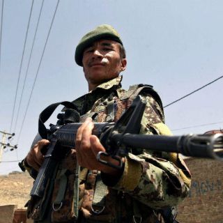 Mueren 10 soldados afganos y 12 insurgentes en ataque talibán