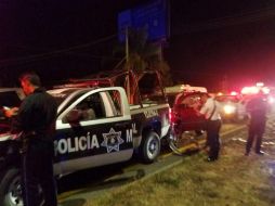 Ambos oficiales que circulaban en la unidad son reportados con lesiones leves; el conductor de la camioneta en estado regular. ESPECIAL / Policía Tlajomulco