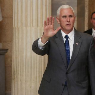 Universitarios abandonan graduación por discurso de Mike Pence