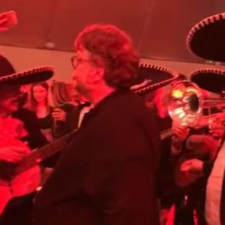Salma Hayek, Gael García y Diego Luna cantan en Cannes con mariachi