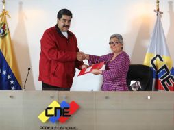 El anuncio se realiza a pocas horas de que Maduro entregara su decreto con la propuesta de bases electorales. AFP /