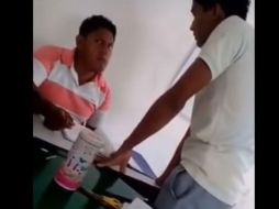 De acuerdo con los videos difundidos en redes sociales, se comenzó a filmar antes que el alumno golpeara al maestro. YOUTUBE / COBATAB Sin Censura
