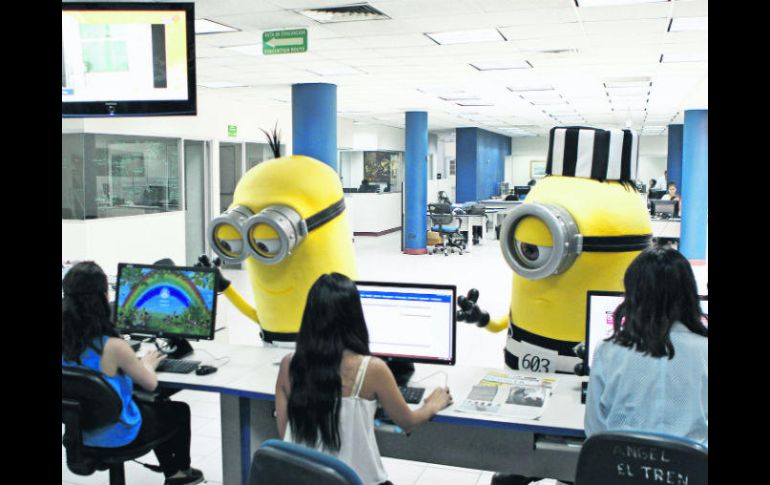 Stuart y Kevin visitaron las instalaciones de esta redacción y participaron activamente en la producción de notas y artículos. EL INFORMADOR / A. Camacho