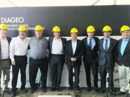Funcionarios y directivos colocaron la primera piedra de la ampliación de las instalaciones de Diageo en Atotonilco. ESPECIAL /