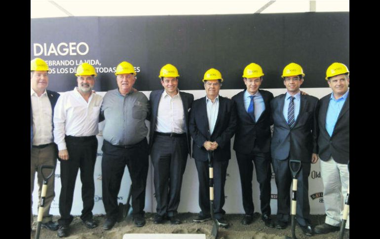 Funcionarios y directivos colocaron la primera piedra de la ampliación de las instalaciones de Diageo en Atotonilco. ESPECIAL /