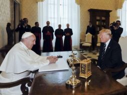 El presidente de EU, Donald Trump (d), se reúne con el papa Francisco (i) durante su audiencia privada celebrada en el Vaticano. EFE / A. Tarantino