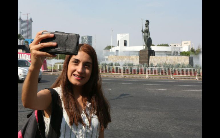 Una ciudadana se fotografía con la Minerva. EL INFORMADOR / G. Gallo