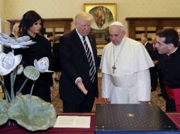 Donald Trump (2i), y su mujer, Melania (i), durante el intercambio de regalos con el papa Francisco (2d). EFE / A. Tarantino