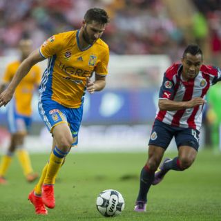 Tigres y Chivas inician batalla por el título