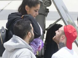 Es recibida con un abrazo y un beso de su novio, el rapero Mac Miller. ESPECIAL / dailymail.co.uk
