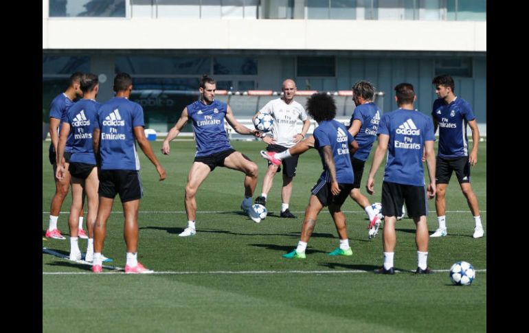 Sobre Bale (C), según el Madrid, completó el inicio de la sesión con el grupo antes de seguir con su trabajo en solitario. TWITTER / @realmadrid