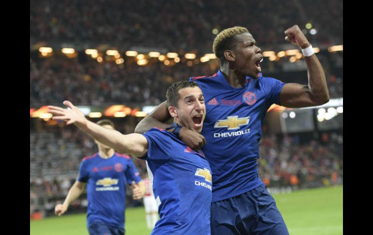 Pogba (D) celebra el tanto que abrió la cuenta del Man-U. AFP / A. Wiklund