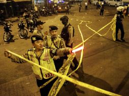 Policías indonesios acordonan la zona en que se registraron las explosiones. EFE / B. Indahono