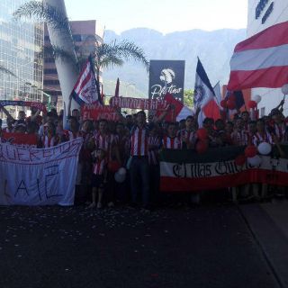 Aficionados de Chivas reciben al equipo en Monterrey
