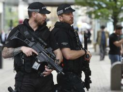 Policías de Manchester patrullan por el centro de la ciudad, que retomó su actividad diaria en medio de fuertes medidas de seguridad. EFE / A. Rain