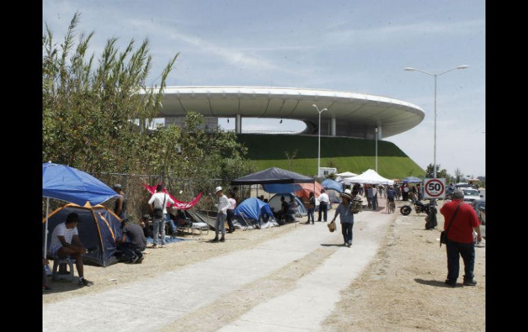 Aficionados tenían días acampando afuera del Estadio Chivas esperando la venta general para este jueves. EL INFORMADOR / A. Camacho