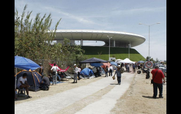 Aficionados tenían días acampando afuera del Estadio Chivas esperando la venta general para este jueves. EL INFORMADOR / A. Camacho