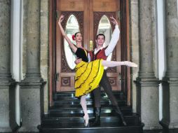 Bailarines. Carlos Jiménez y Marissa Hernández protagonizan el ballet. ESPECIAL / CORTESÍA SC