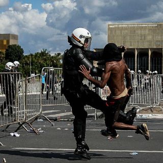 Chocan autoridades y manifestantes en Brasilia; exigen salida de Michel Temer