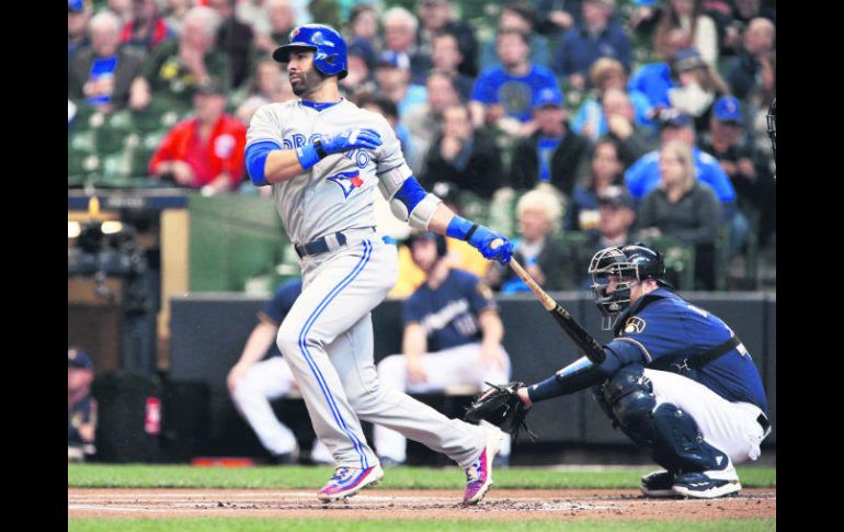El dominicano José Bautista conectó jonrón solitario para ayudar a Toronto a conseguir la victoria ante los Cerveceros. AFP /