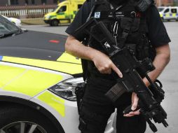 Detalle del arma de un policía británico mientras monta guardia en las calles de Manchester. EFE / A. Rain