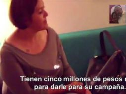 La mujer le dice a Cadena que sus amigos están muy interesados en apoyar a López Obrador. ESPECIAL /