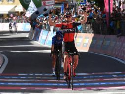 Van Garderen celebra a su llegada en el macizo montañoso de Dolomitas. EFE / A. Di Meo