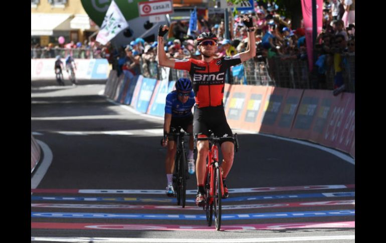 Van Garderen celebra a su llegada en el macizo montañoso de Dolomitas. EFE / A. Di Meo
