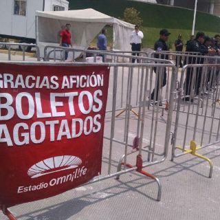 Aficionados protestan afuera del Estadio Chivas