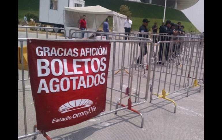 Los fanáticos bloquearon, por cerca de una hora, los carriles de la avenida del Bajío que rodean el recinto. ESPECIAL /