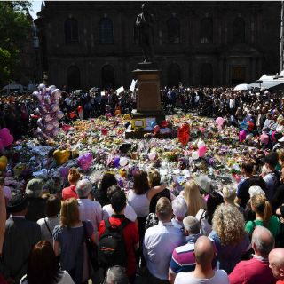 Honran a víctimas de Manchester con canción de Oasis
