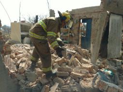 Oficiales de Protección Civil y Bomberos de Tlajomulco acudieron al lugar para atender la emergencia. ESPECIAL /