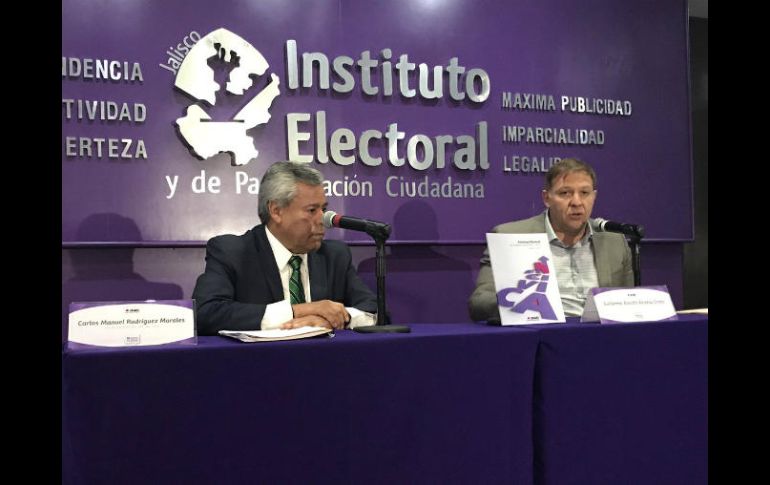 En la imagen Carlos Manuel Rodríguez, delegado del INE en Jalisco (izq) y Guillermo Alcaraz, titular del IEPC. TWITTER / @iepcjalisco