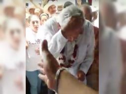 La tarde de este jueves, en el municipio de Huatusco, una mujer lanzó un huevazo a López Obrador. YOUTUBE /  Libertad Bajo Palabra