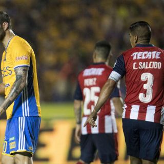 Chivas y Tigres igualan la ida de la final