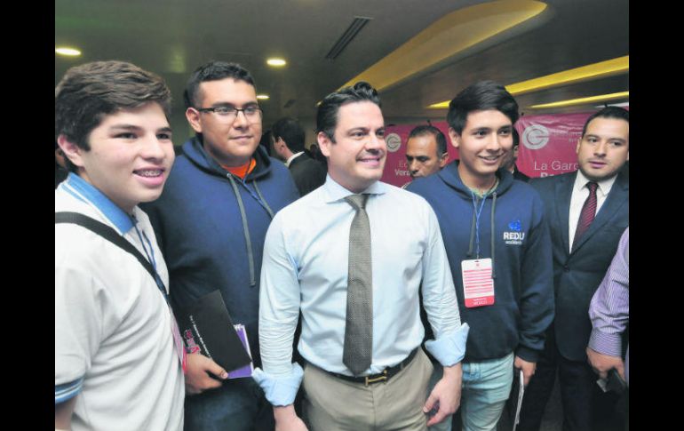 El gobernador instó a los jóvenes a conocer los apoyos que se ofrecen para emprender. ESPECIAL /