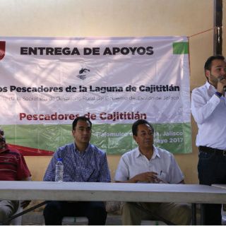 Pescadores de Cajititlán reciben apoyo para impulsar actividad