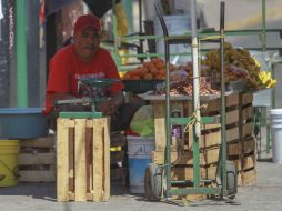 Por su parte, la tasa de informalidad laboral, fue de 56.5% de la población ocupada en abril de 2017. EL INFORMADOR / ARCHIVO