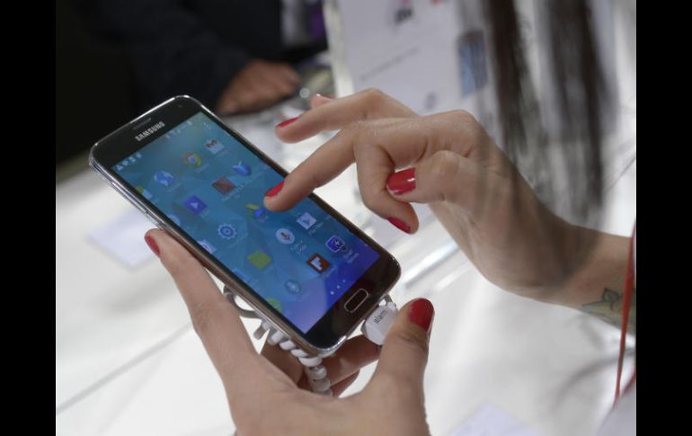 El uso de smartphones para acceder a redes sociales ha impulsado el crecimiento de sus usuarios. AP / ARCHIVO