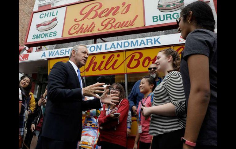 Fotografía a Underwood en el metro de la ciudad, abordo de su limusina e incluso mientras le boleaban sus zapatos. FACEBOOK / House of Cards