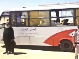 Las televisoras árabes mostraron imágenes de un autobús dañado junto a un camino. AP / Minya Governorate Media officeEL CAIRO, EGIPT