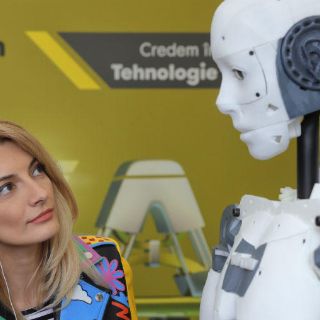 Diseñador francés presenta robot humanoide armable