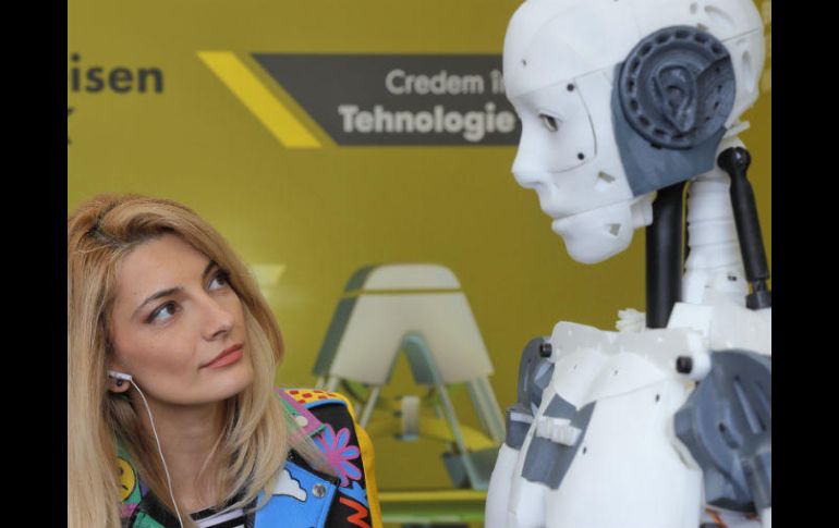 El modelo InMoov fue presentado hoy en una feria tecnológica en Bucarest, Rumania. AP / V. Ghirda