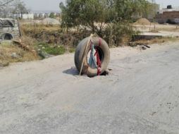 Colonos colocaron una llanta en el agujero para advertir a los conductores. EL INFORMADOR /