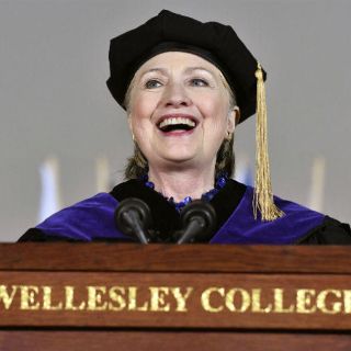 Clinton pide luchar por la verdad en feroz discurso anti-Trump