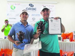 David Rivera y Daniel Terán muestran los trofeos que los acreditan como ganadores del Torneo de Golf Mi Gran Esperanza. EL INFORMADOR / A. Camacho